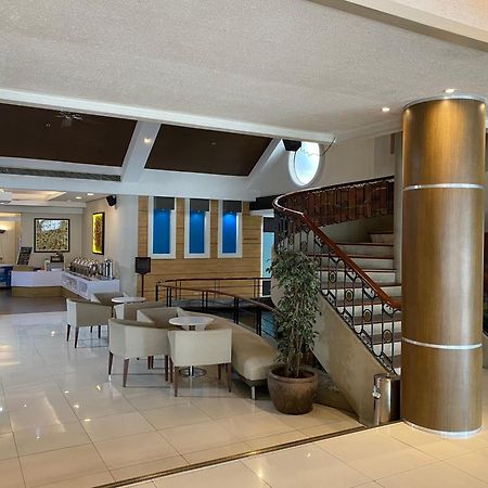 Circle Inn Hotel And Suites Bacolod Bagian luar foto