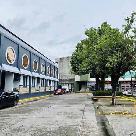 Circle Inn Hotel And Suites Bacolod Bagian luar foto