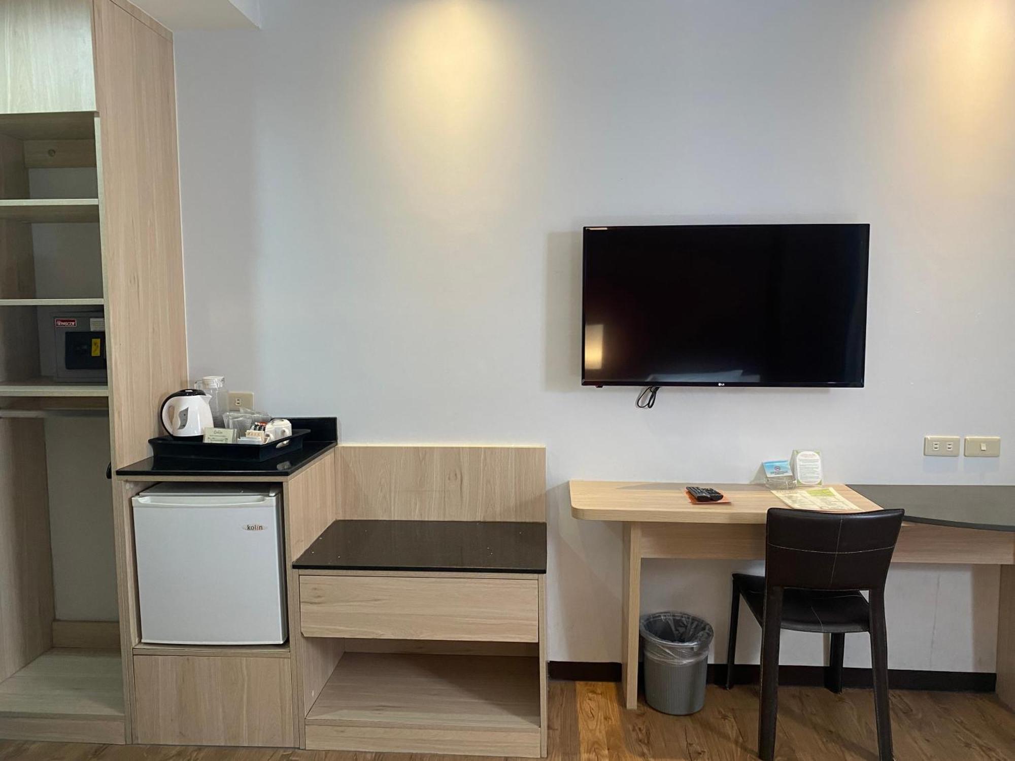 Circle Inn Hotel And Suites Bacolod Bagian luar foto