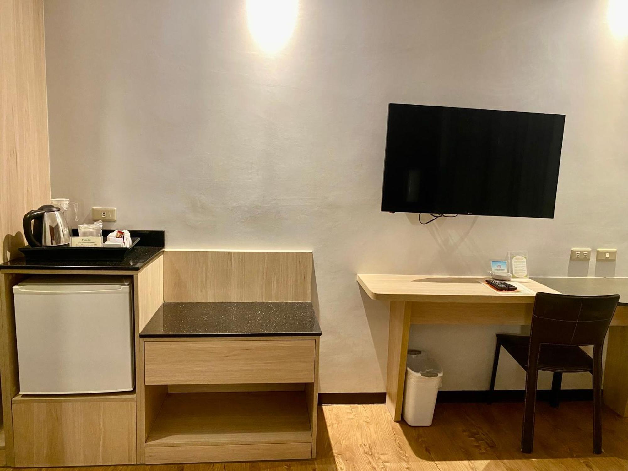 Circle Inn Hotel And Suites Bacolod Bagian luar foto