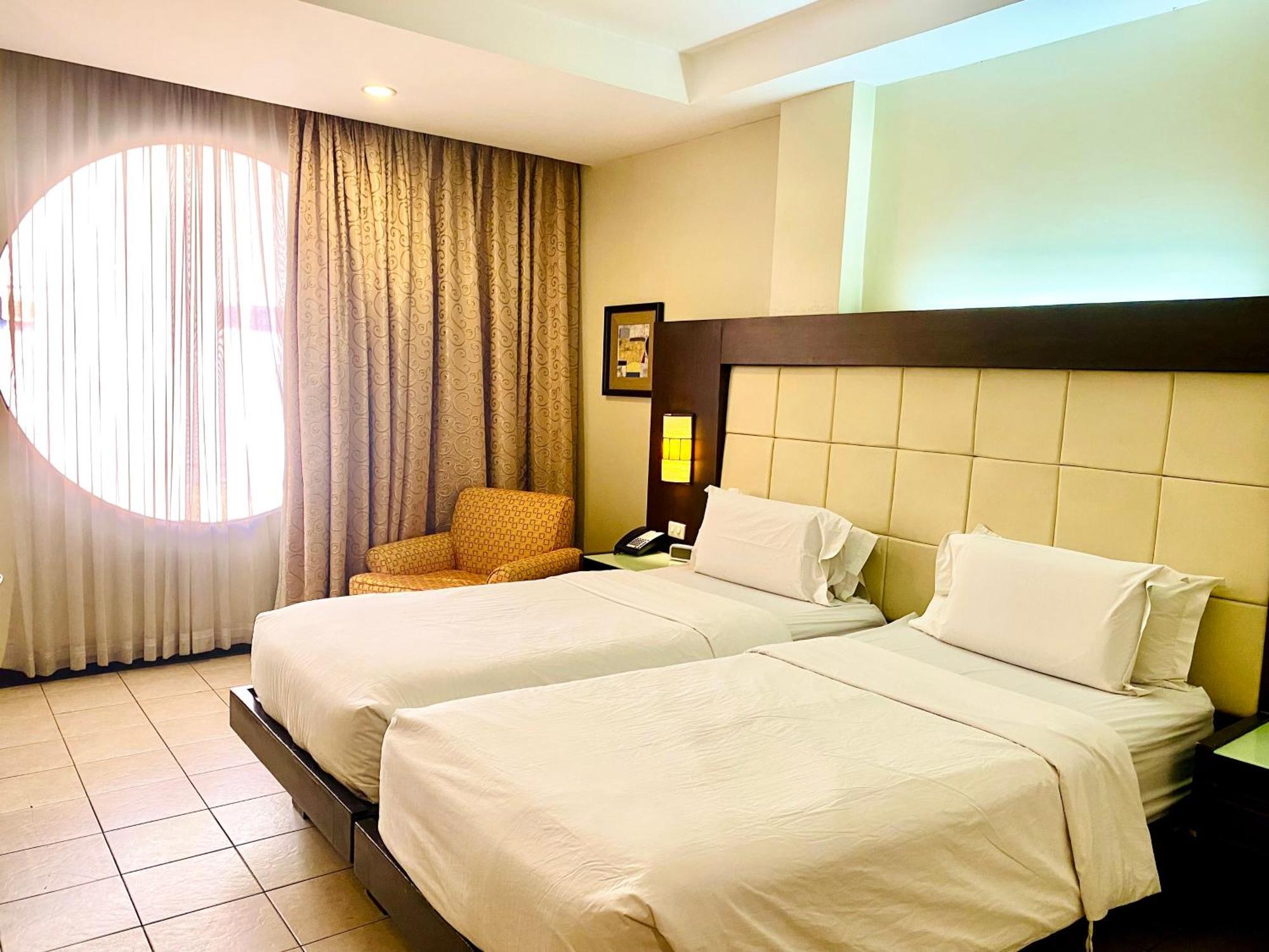 Circle Inn Hotel And Suites Bacolod Bagian luar foto