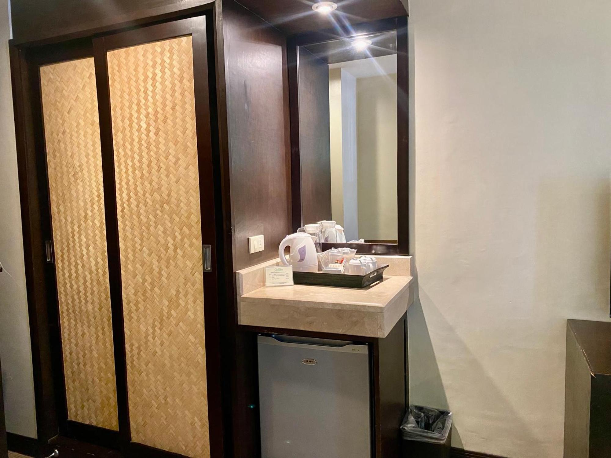 Circle Inn Hotel And Suites Bacolod Bagian luar foto