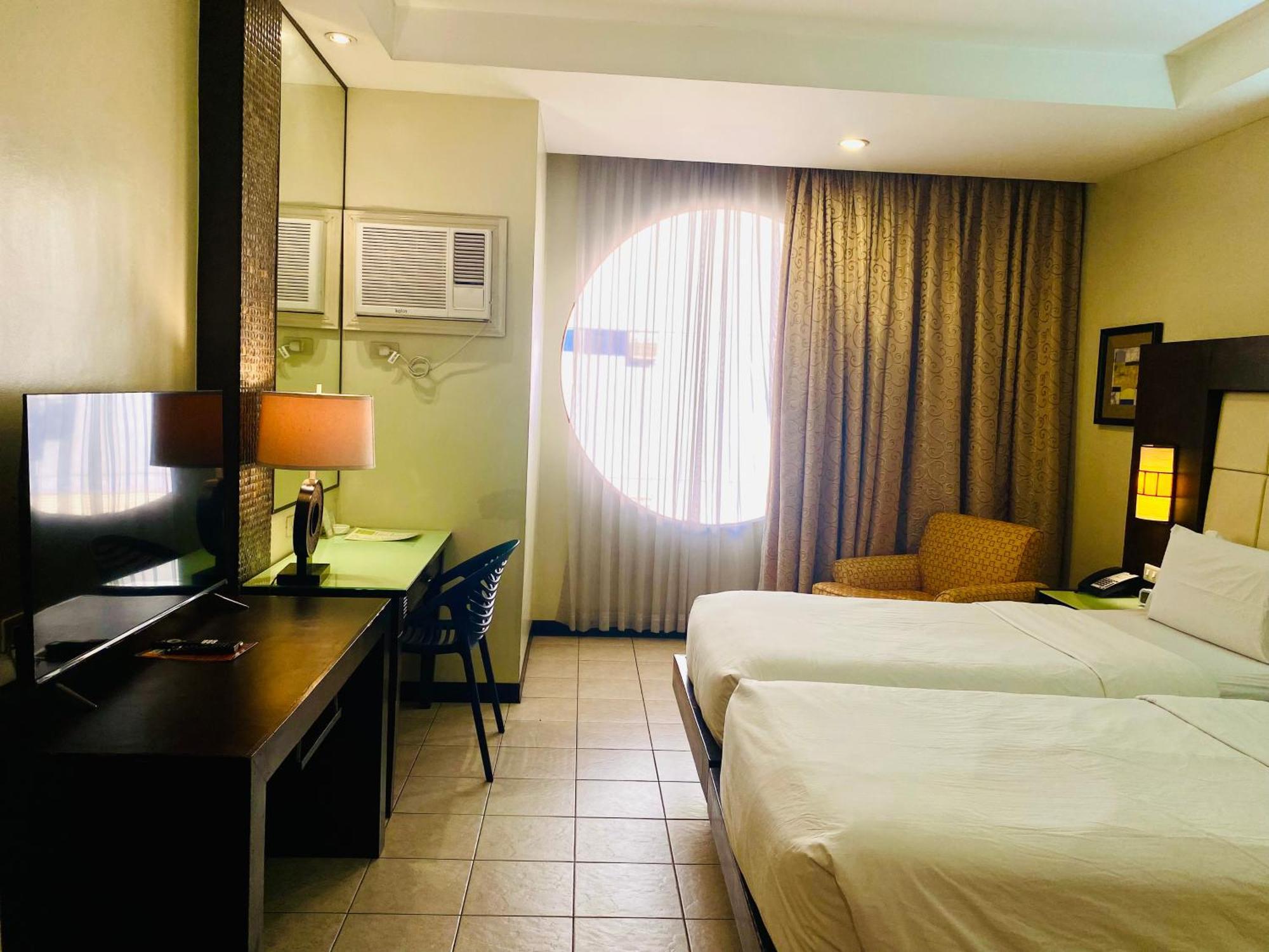 Circle Inn Hotel And Suites Bacolod Bagian luar foto