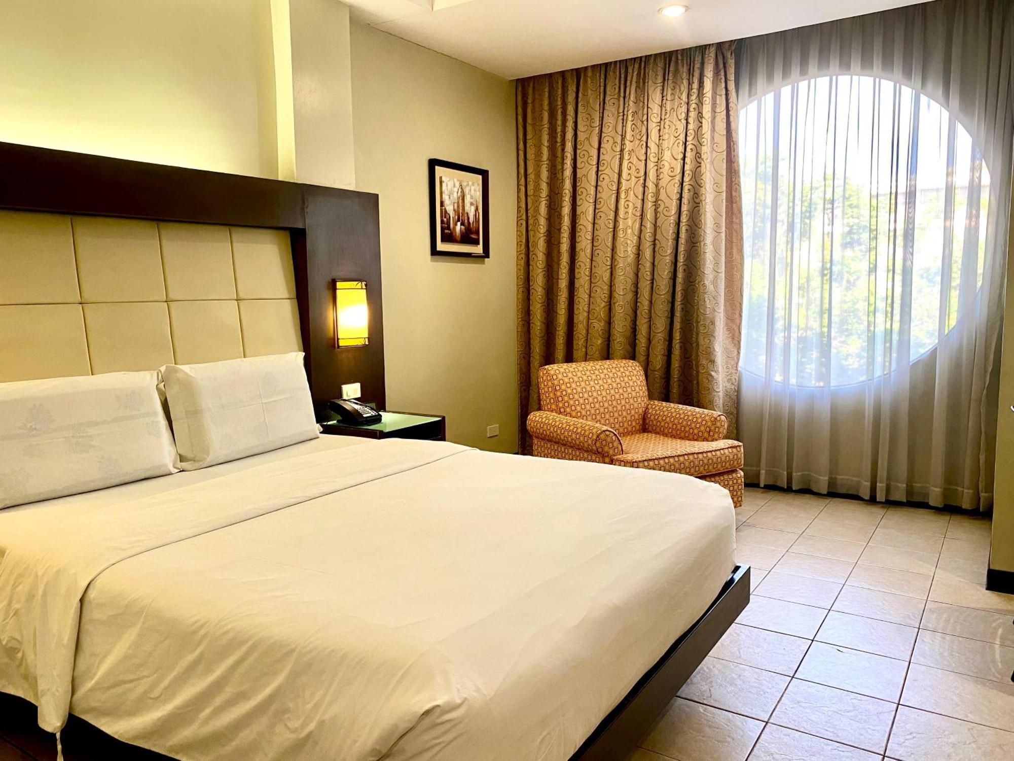 Circle Inn Hotel And Suites Bacolod Bagian luar foto