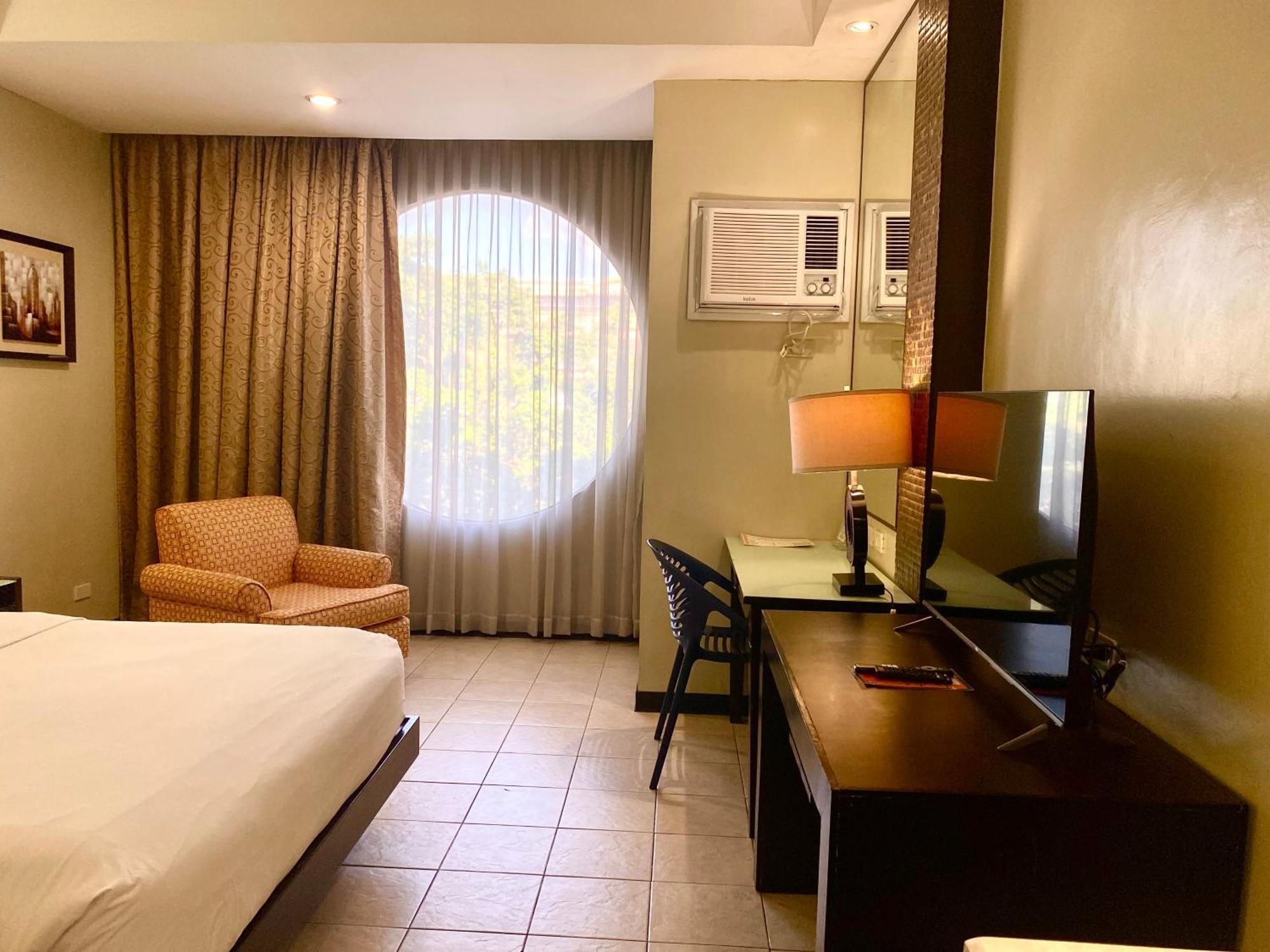 Circle Inn Hotel And Suites Bacolod Bagian luar foto
