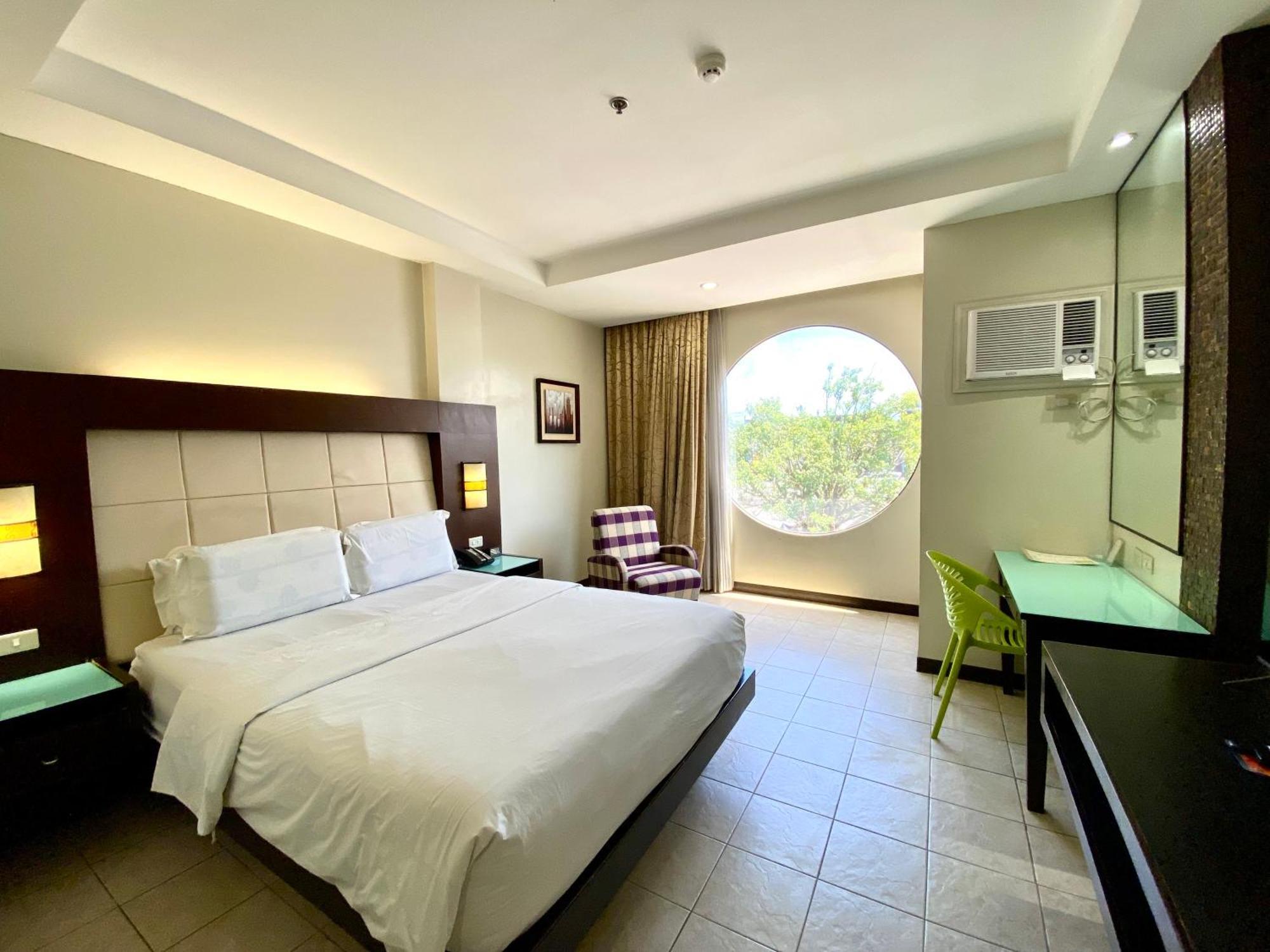 Circle Inn Hotel And Suites Bacolod Bagian luar foto