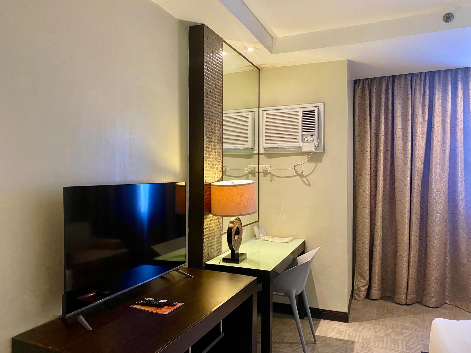 Circle Inn Hotel And Suites Bacolod Bagian luar foto