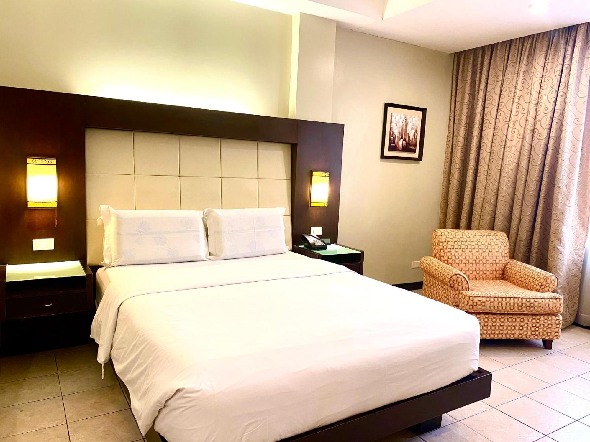 Circle Inn Hotel And Suites Bacolod Bagian luar foto
