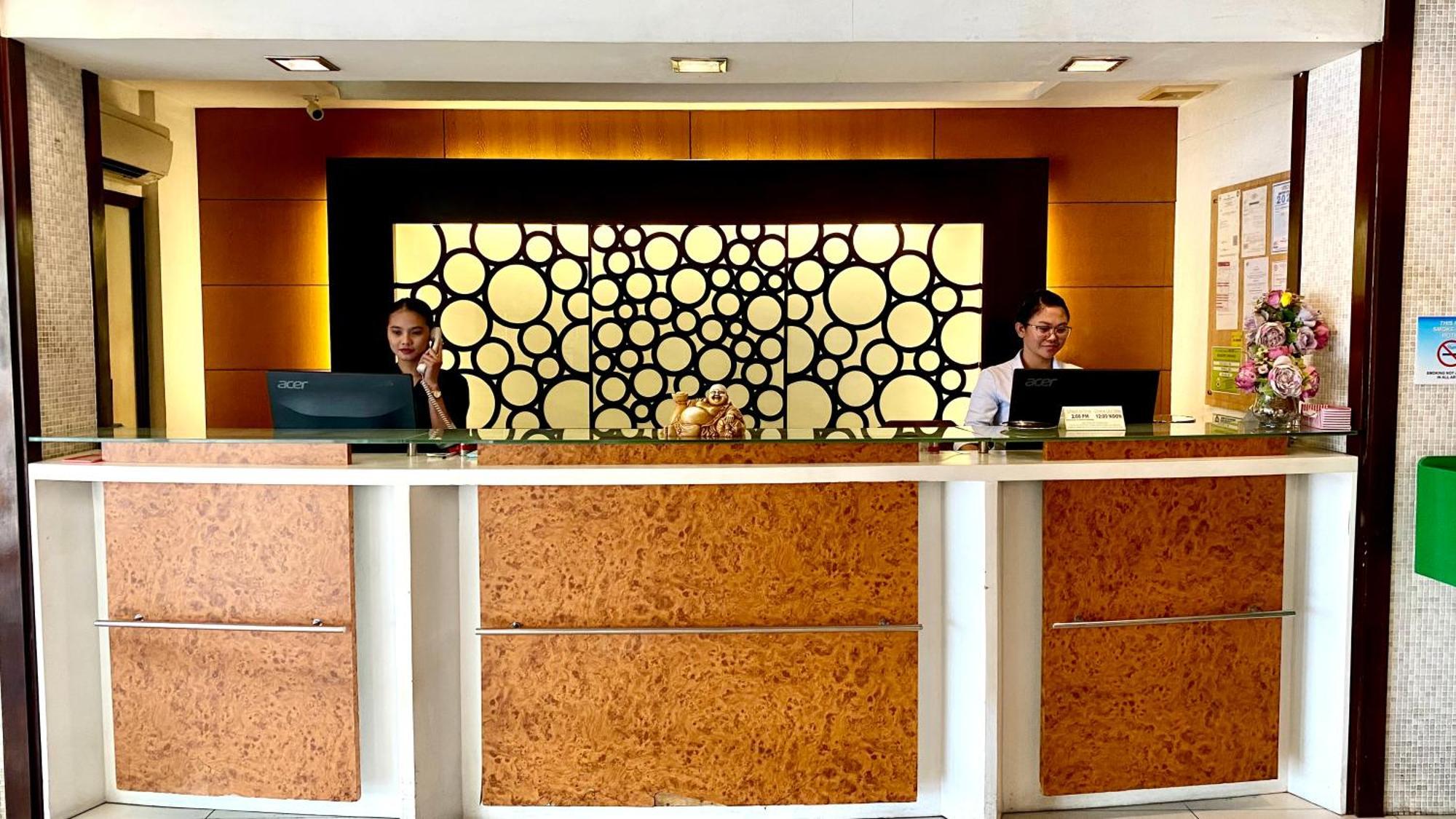 Circle Inn Hotel And Suites Bacolod Bagian luar foto