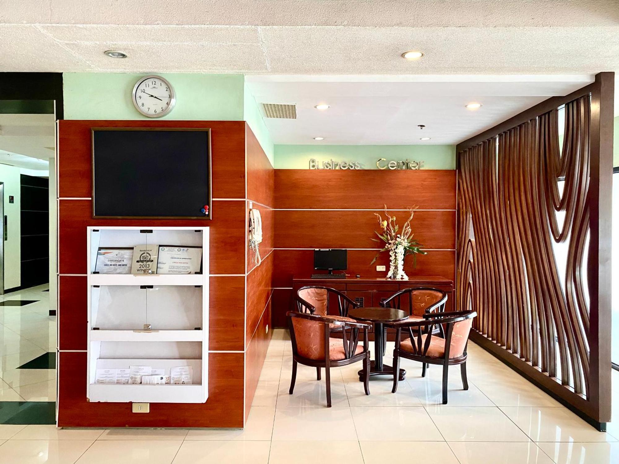 Circle Inn Hotel And Suites Bacolod Bagian luar foto
