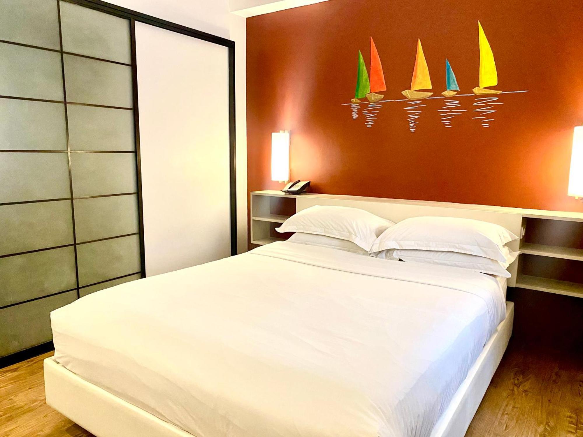 Circle Inn Hotel And Suites Bacolod Bagian luar foto
