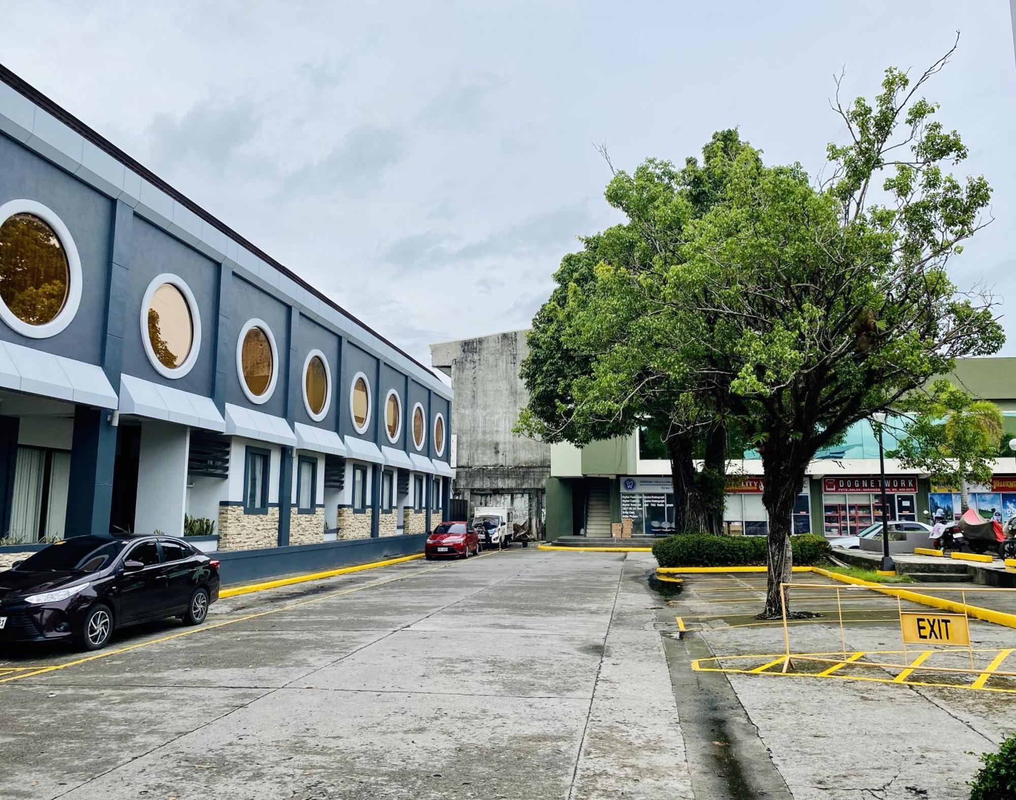 Circle Inn Hotel And Suites Bacolod Bagian luar foto