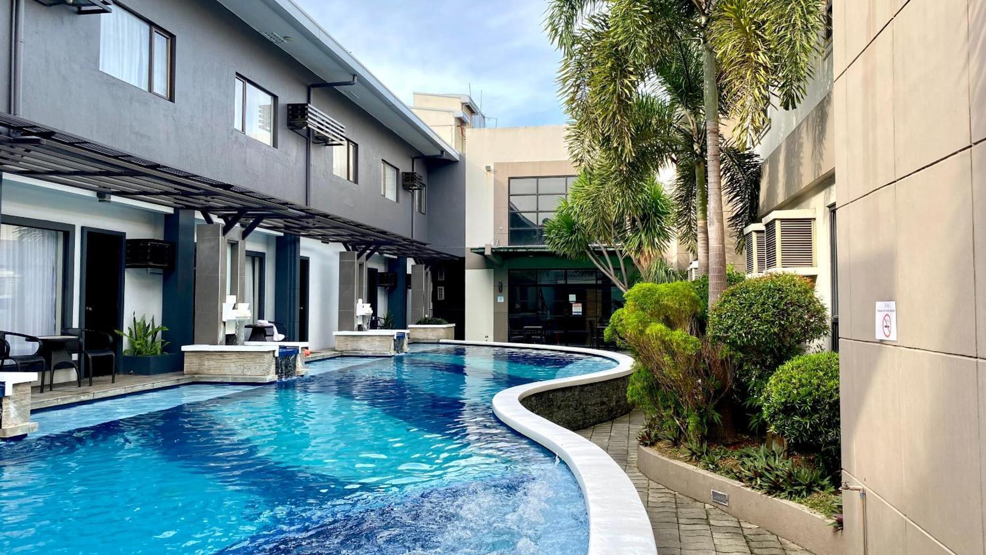 Circle Inn Hotel And Suites Bacolod Bagian luar foto