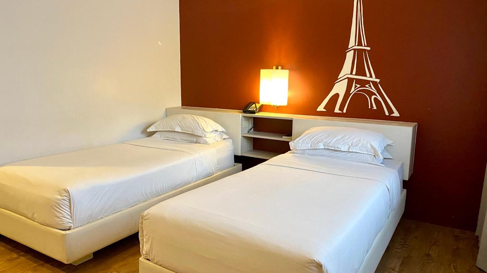 Circle Inn Hotel And Suites Bacolod Bagian luar foto