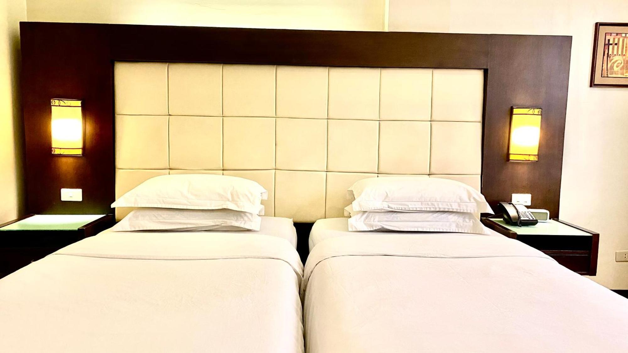 Circle Inn Hotel And Suites Bacolod Bagian luar foto