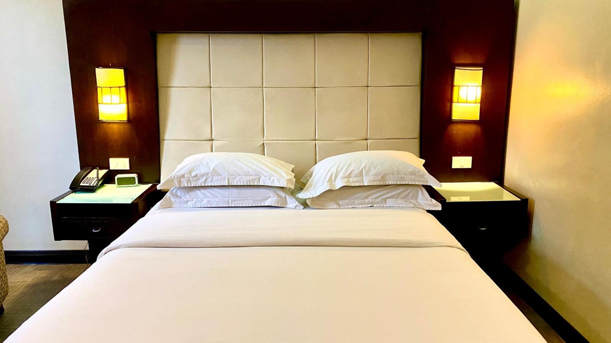Circle Inn Hotel And Suites Bacolod Bagian luar foto