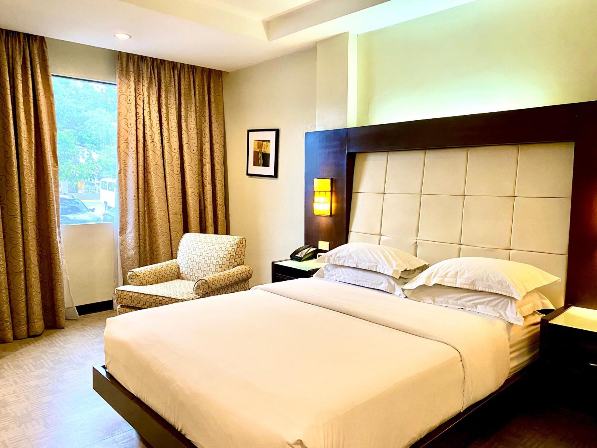 Circle Inn Hotel And Suites Bacolod Bagian luar foto