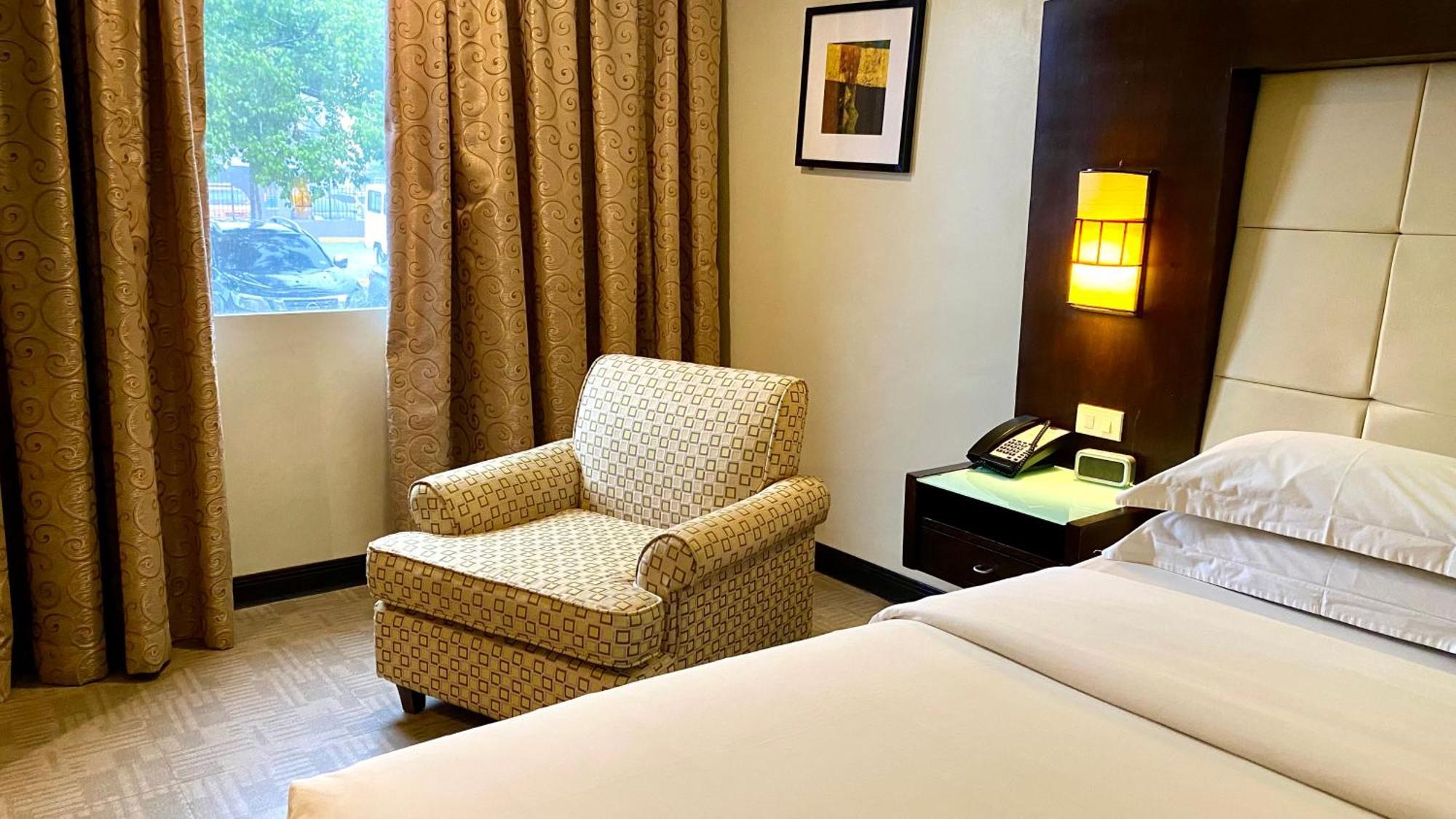 Circle Inn Hotel And Suites Bacolod Bagian luar foto