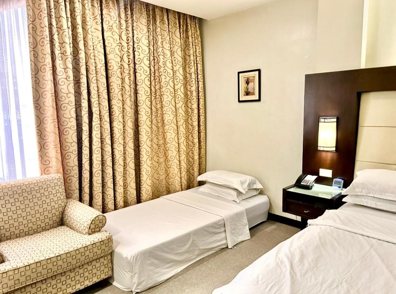 Circle Inn Hotel And Suites Bacolod Bagian luar foto