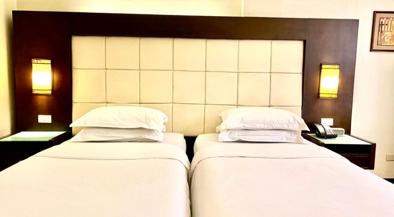 Circle Inn Hotel And Suites Bacolod Bagian luar foto