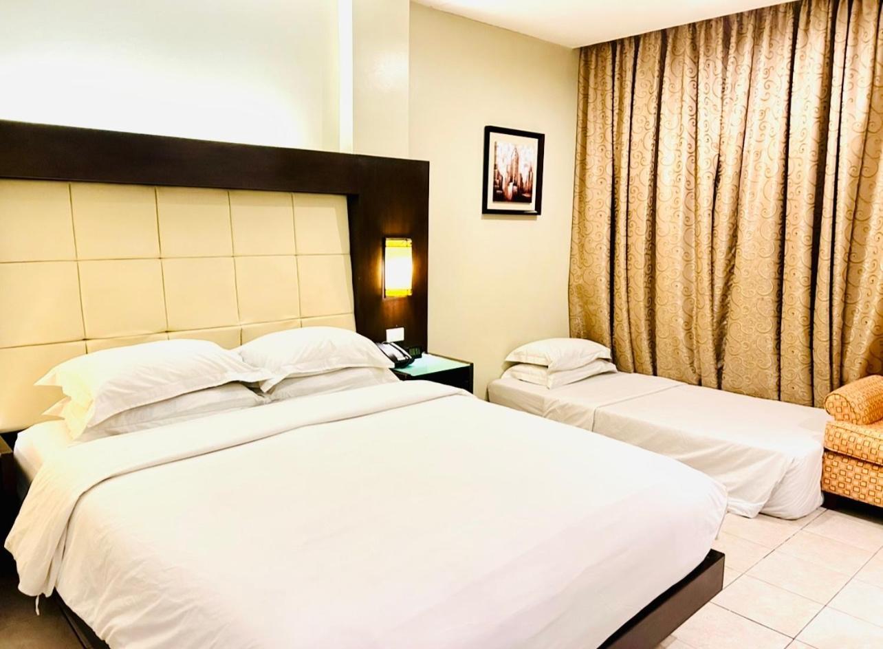 Circle Inn Hotel And Suites Bacolod Bagian luar foto