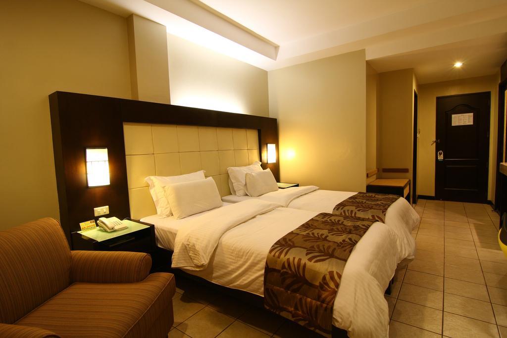Circle Inn Hotel And Suites Bacolod Bagian luar foto