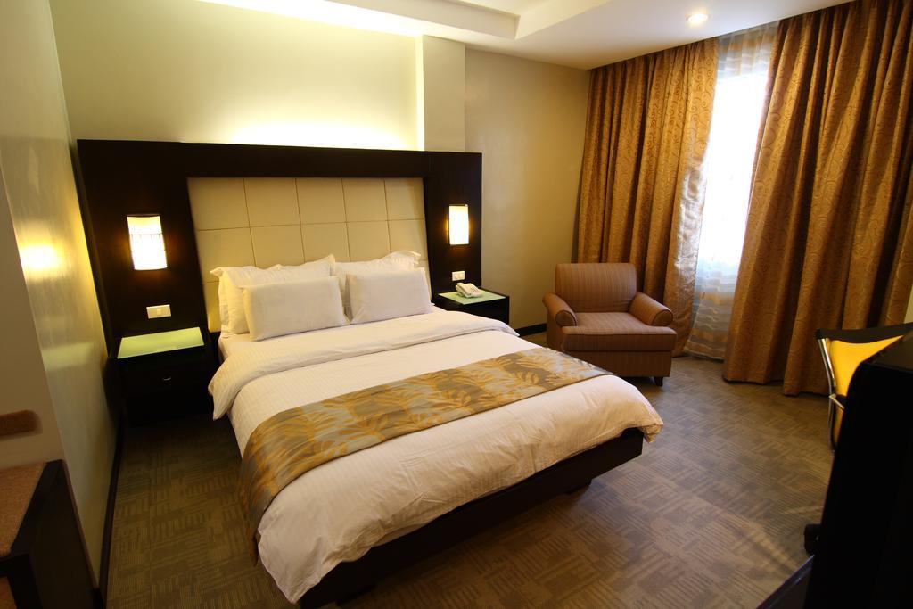 Circle Inn Hotel And Suites Bacolod Bagian luar foto