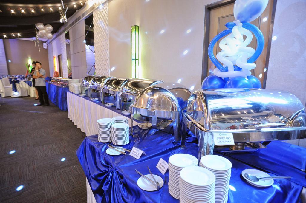 Circle Inn Hotel And Suites Bacolod Bagian luar foto