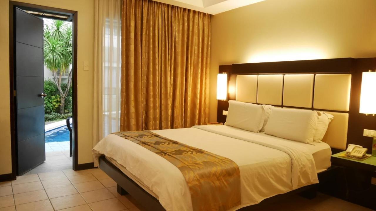 Circle Inn Hotel And Suites Bacolod Bagian luar foto