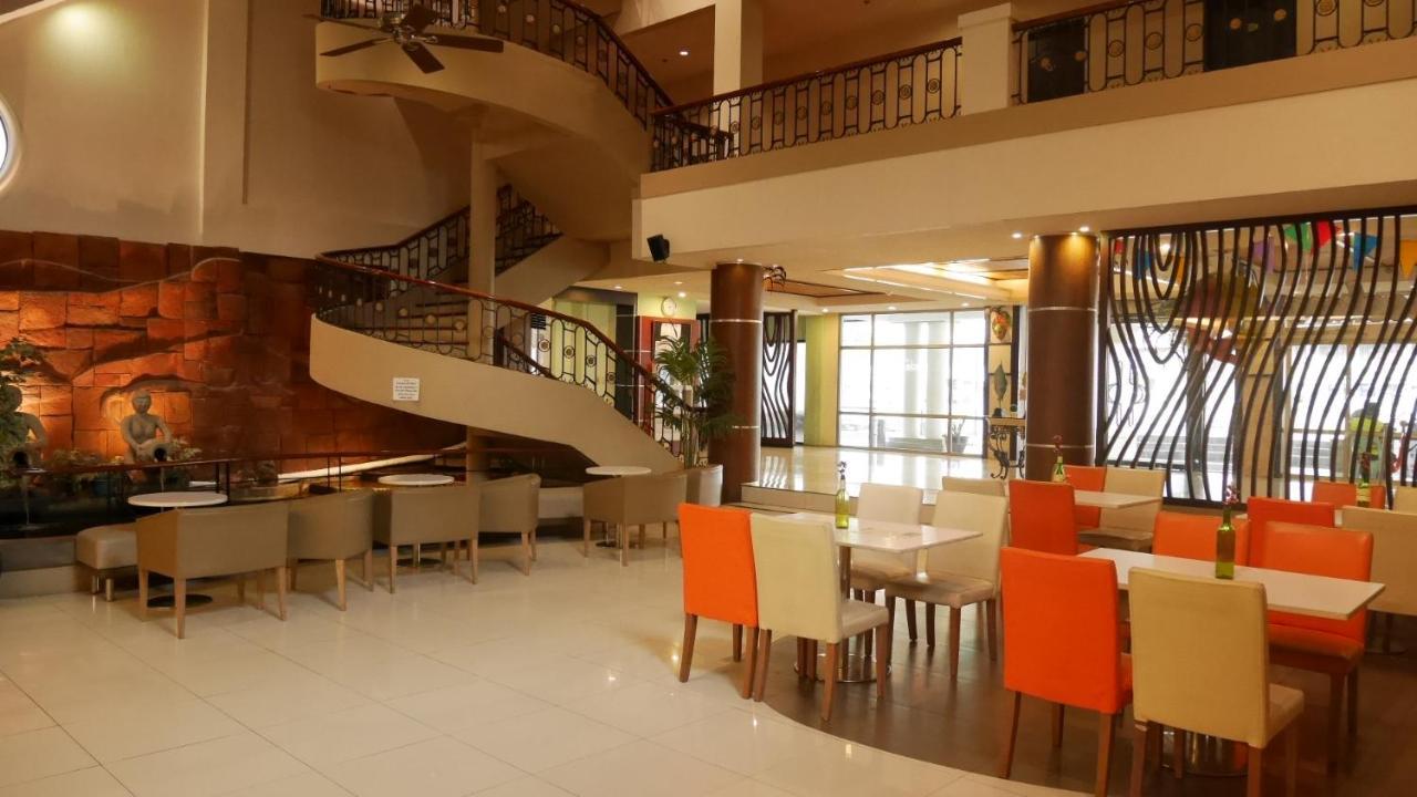 Circle Inn Hotel And Suites Bacolod Bagian luar foto