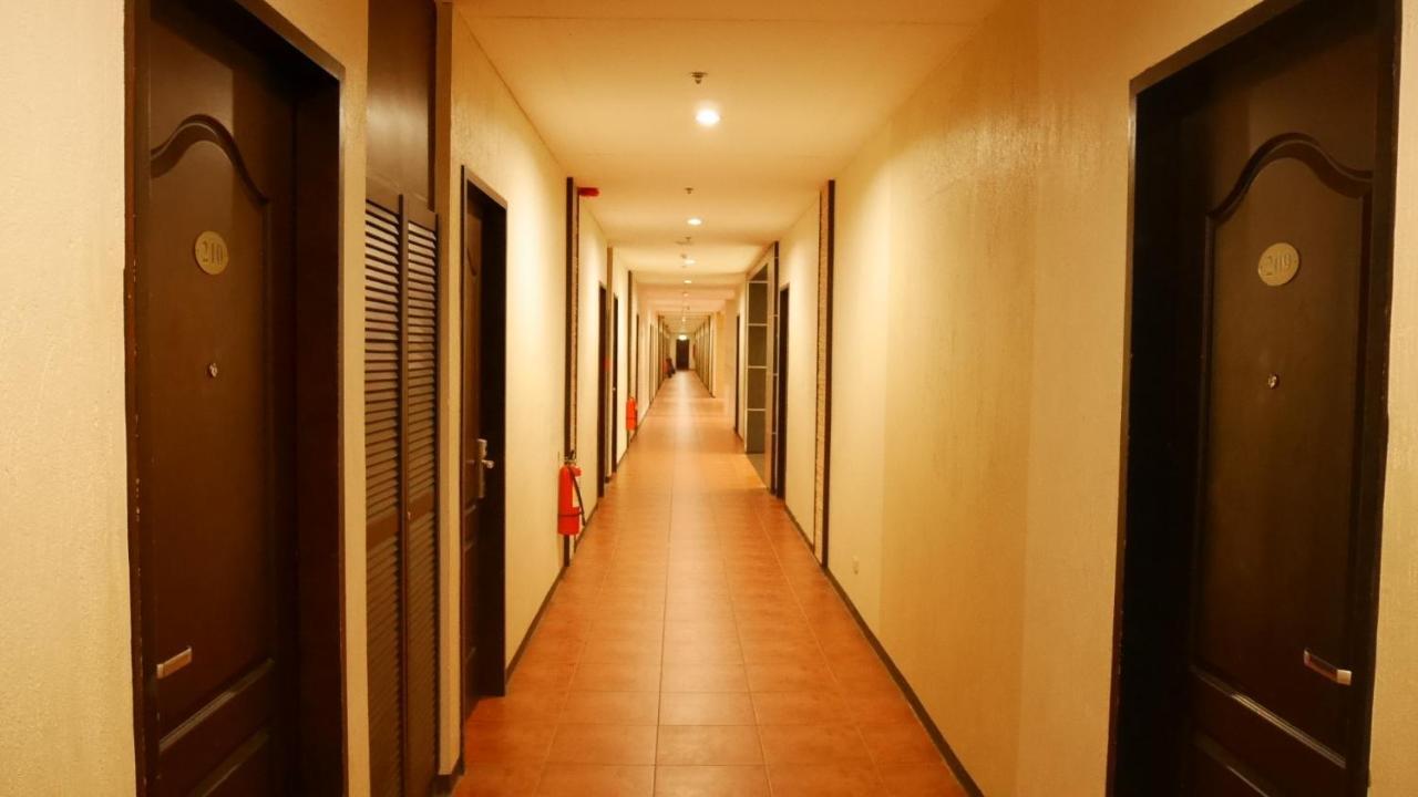 Circle Inn Hotel And Suites Bacolod Bagian luar foto