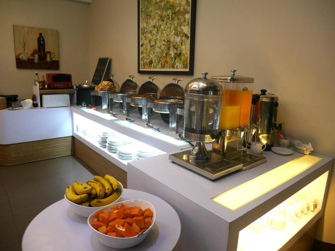 Circle Inn Hotel And Suites Bacolod Bagian luar foto