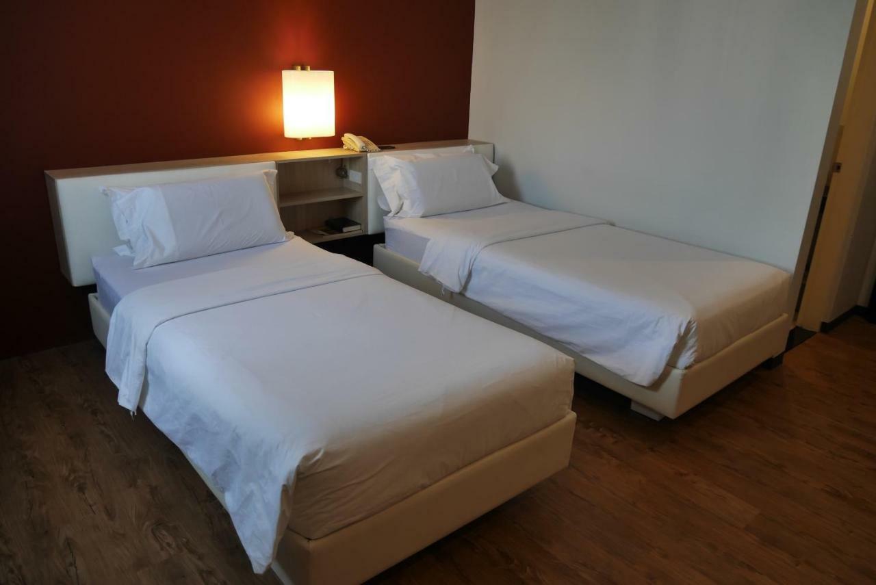 Circle Inn Hotel And Suites Bacolod Bagian luar foto