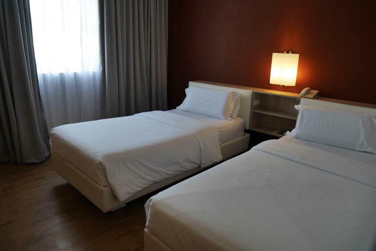 Circle Inn Hotel And Suites Bacolod Bagian luar foto